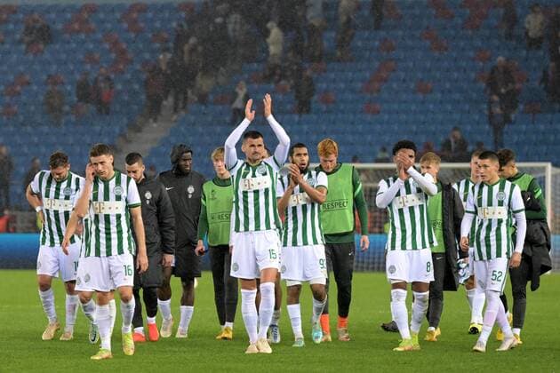 TRABZON Ferencvaros players are disappointed and thank their supporters during the UEFA Europa League Group H match between Trabzonspor AS and Ferencvaros at Senol Gunes Stadium on November 3, 2022 in Trabzon, Turkey ANP Dutch Height Gerrit van Keulen UEFA Europa League Group H 2022 2023 xVIxANPxSportx xGerritxvanxKeulenxIVx 457179281 originalFilename: 457179281.jpg