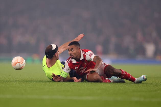 Arsenal vs. FC Zürich 03. November 2022, London UEFA Europa League Gruppenphase Arsenal vs. FC Zürich Nikola Katic von Zürich fällt, als er Gabriel Jesus von Arsenal herausfordert Foto Jacques Feeney Offside London UK  Copyright: xJacquesxFeeneyx xOffsidexOffside