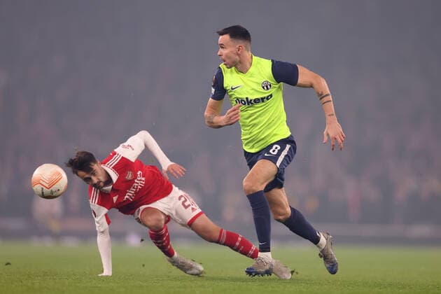 Arsenal gegen FC Zürich 03. November 2022, London UEFA Europa League Gruppenphase Arsenal gegen FC Zürich Ole Selnaes von Zürich geht an Fabio Vieira von Arsenal vorbei Foto Jacques Feeney Abseits London UK  Copyright: xJacquesxFeeneyx xOffsidexOffside