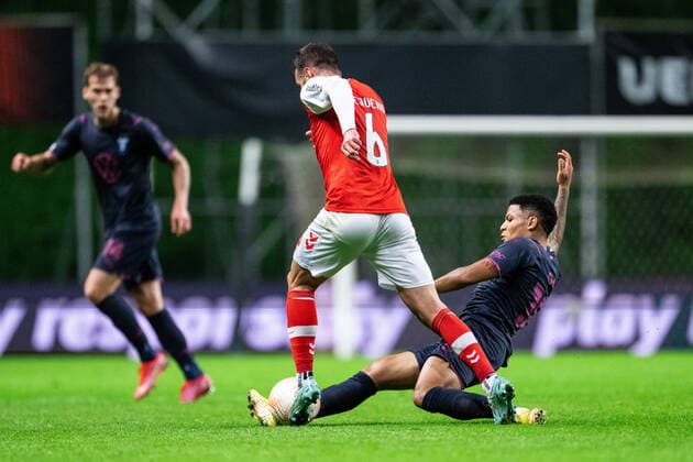 221103 Romain Gall of Malmö FF and Nuno Sequeira of Braga during the UEFA Europa League between Braga and Malmö FF on November 3, 2022 in Braga Photo Petter Arvidson BILDBYRAN code PA PA0430 football football soccer fotball uefa europa league braga malmö ff bbeng,  Copyright: PETTERxARVIDSON BB221103PA067
