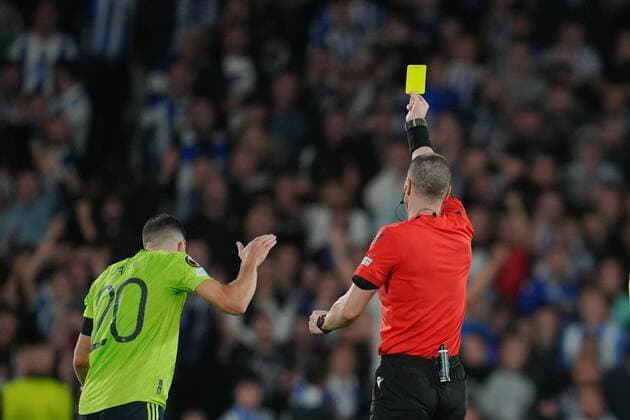 Mandatory Credit: Photo by Bagu Blanco Pressinphoto Shutterstock (13607020cj) The referee show s yellow card to Diogo Dalot of Manchester United, ManU Real Sociedad v Manchester United, UEFA Europa League, Group C, date 4. Football, Reale Arena Stadium, San Sebastian, Spain - 3 Nov 2022 Editorial use only Real Sociedad v Manchester United, UEFA Europa League, Group C, date 4. Football, Reale Arena Stadium, San Sebastian, Spain - 3 Nov 2022 Editorial use only  Copyright: xBaguxBlanco Pressinphoto Shutterstockx 13607020cj