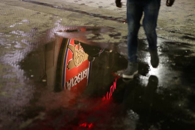 Arsenal gegen Zürich 03. November 2022, London Europa League Gruppenphase Arsenal gegen Zürich ein Fan läuft durch die Pfützen auf der Tribüne vor dem Emirates Stadium Foto Jacques Feeney Abseits London UK  Copyright: xJacquesxFeeneyx xOffsidexOffside