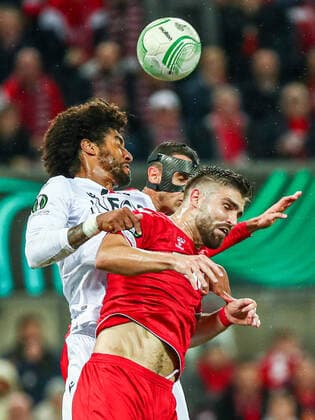 Nikola Soldo FC Köln Koeln, 05 in a duel against Bonfim Dante OGC Nice, 04 , GER, FC Köln Koeln vs OGC Nice Nice, UEFA Conference League 2022 23, group stage, group D, matchday 6, 03 11 2022, GER, FC Köln Koeln vs OGC Nice Nice, UEFA Conference League 2022 23, group stage, group D, matchday 6, 03 11 2022, Photo Eibner Pressefoto Gabriel Boia Köln Koeln Copyright: xEibner-Pressefoto GabrielxBoiax EP_EER