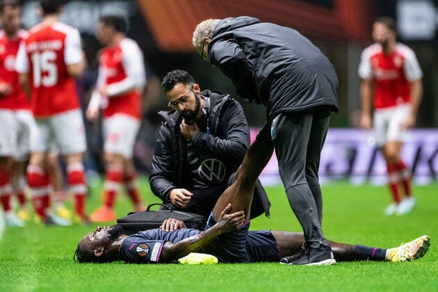 221103 Mohammed Buya Turay of Malmö FF in pain during the UEFA Europa League between Braga and Malmö FF on November 3, 2022 in Braga Photo Petter Arvidson BILDBYRAN code PA PA0430 football football soccer fotball uefa europa league braga malmö ff bbeng injury,  Copyright: PETTERxARVIDSON BB221103PA077