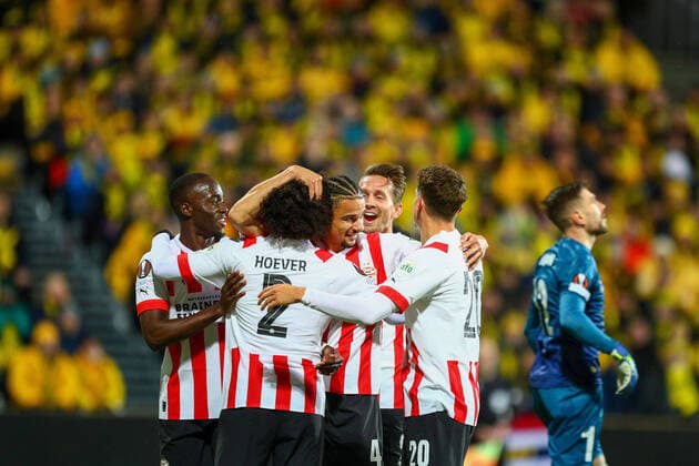 Soccer, the group stage match in Europe Leauge 2022 2023 Bodo Glimt PSV Bodo 20221103 The players from PSV Eindhoven celebrate after taking the lead 1 0 during the group stage match in Europe Leauge 2022 2023 between Bodo Glimt and PSV Eindhoven Photo Mats Torbergsen NTB Bodo Norway  Copyright: xMatsxTorbergsenx xNTBx EDITORIAL USE ONLY. RESTRICTED USE FOR BETTING COMPANIES