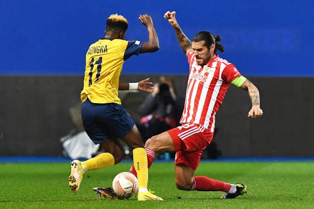 Football, Men, 2022 2023 season, Europa League group stage, Group D, matchday 6 , Royale Union Saint Gilloise 1 FC Union Berlin, v l Simon Adingra Royale Union Saint Gilloise, 11 and Christopher Trimmel 1 FC Union Berlin, 28 in duel , 03 11 2022, Copyright: xSebastianxRäppold MatthiasxKochx