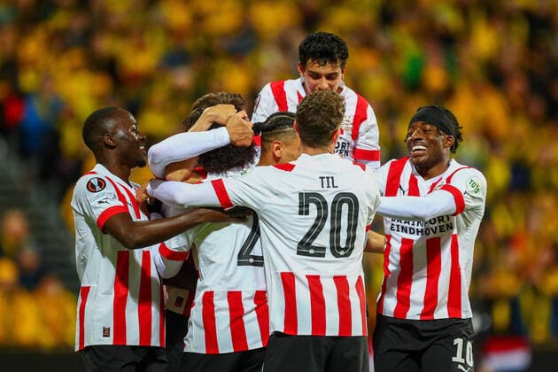 Soccer, the group stage match in Europe Leauge 2022 2023 Bodo Glimt PSV Bodo 20221103 The players from PSV Eindhoven celebrate after taking the lead 1 0 during the group stage match in Europe Leauge 2022 2023 between Bodo Glimt and PSV Eindhoven Photo Mats Torbergsen NTB Bodo Norway  Copyright: xMatsxTorbergsenx xNTBx EDITORIAL USE ONLY. RESTRICTED USE FOR BETTING COMPANIES