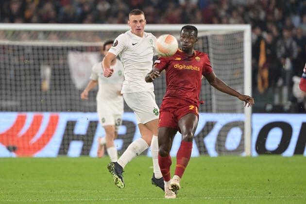 Foto Alfredo Falcone LaPresse 03 Novembre 2022 - Roma, Italia - calcio - Roma - Ludogorets - Europa League 2022 2023 - Stadio Olimpico. Nella foto: Jakub Piotrowski (PFC Ludogorets) Mohamed Camara of AS Roma Foto Alfredo Falcone LaPresse November 03, 2022 Rome, Italy - sport, soccer - Roma - Ludogorets - Europe League 2022 2023 - Olimpic Stadium. In the pic: Jakub Piotrowski (PFC Ludogorets) Mohamed Camara of AS Roma  Copyright: xAlfredoxFalcone LaPressex