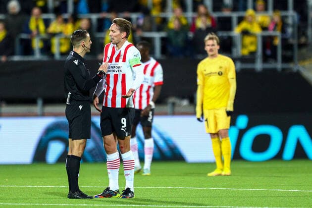 Football, the group stage match in Europe Leauge 2022 2023 Bodo Glimt PSV Oslo 20221103 Referee Donatas Rumsas talks to PSV Eindhovens Luuk de Jong during the group stage match in Europe Leauge 2022 2023 between Bodo Glimt and PSV Eindhoven Photo Mats Torbergsen NTB Oslo Norway  Copyright: xMatsxTorbergsenx xNTBx EDITORIAL USE ONLY. RESTRICTED USE FOR BETTING COMPANIES