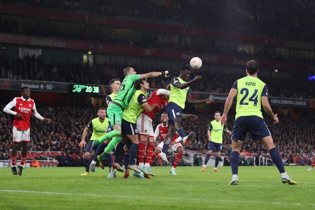 Arsenal gegen FC Zürich 03. November 2022, London UEFA Europa League Gruppenphase Arsenal gegen FC Zürich Zürich Torhüter Yanick Brecher wehrt den Ball ab Foto Jacques Feeney Abseits London UK  Copyright: xJacquesxFeeneyx xOffsidexOffside