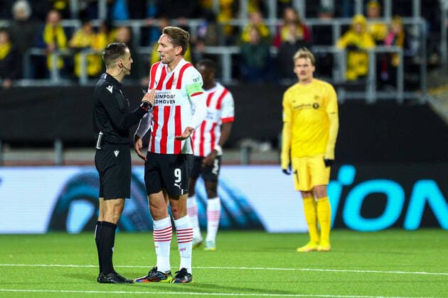 Football, the group stage match in Europe Leauge 2022 2023 Bodo Glimt PSV Bodo 20221103 Referee Donatas Rumsas talks to PSV Eindhovens Luuk de Jong during the group stage match in Europe Leauge 2022 2023 between Bodo Glimt and PSV Eindhoven Photo Mats Torbergsen NTB Bodo Norway  Copyright: xMatsxTorbergsenx xNTBx EDITORIAL USE ONLY. RESTRICTED USE FOR BETTING COMPANIES