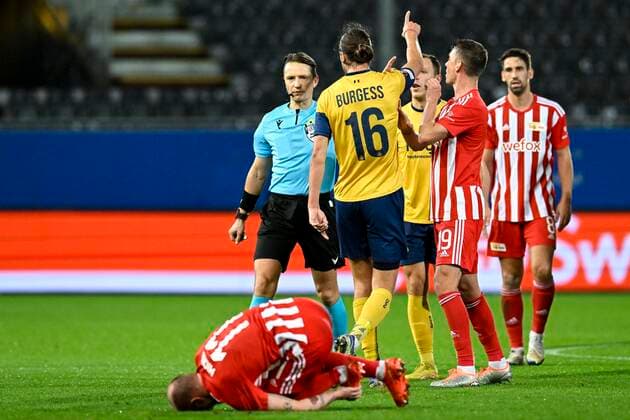 LEUVEN, BELGIUM - NOVEMBER 03 : Referee Andris Treimanis in discussion with Burgess Christian defender of Union St-Gilloise during UEFA Europa league match between Union St-Gilloise and Union Berlin at the King Power Stadium at den Dreef November 3, 2022 in Leuven, Belgium, 3 11 2022 ( Union ST-Gilloise v Union Berlin PhotoNews Panoramic 