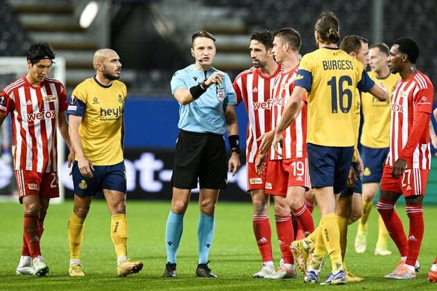 LEUVEN, BELGIUM - NOVEMBER 03 : Referee Andris Treimanis in discussion with Burgess Christian defender of Union St-Gilloise during UEFA Europa league match between Union St-Gilloise and Union Berlin at the King Power Stadium at den Dreef November 3, 2022 in Leuven, Belgium, 3 11 2022 ( Union ST-Gilloise v Union Berlin PhotoNews Panoramic 