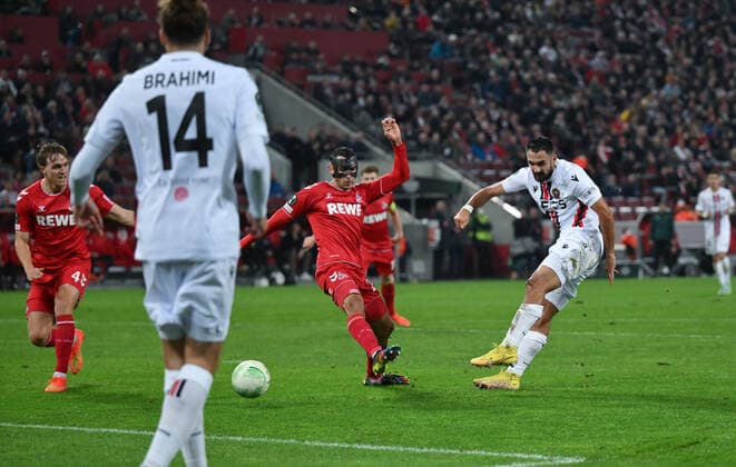 Gaetan Laborde OGC Nice , right , scores the goal to 0 1, left Ellyes Skhiri 1 FC Koeln , Timo Hübers 1 FC Koeln 03 11 2022, Football, UEFA Europa Conference League, Season 2022 23, Group Stage, Matchday 6 1 FC Köln OGC Nice Koeln RheinEnergieStadion Nordrhein Westfalen Germany Team2