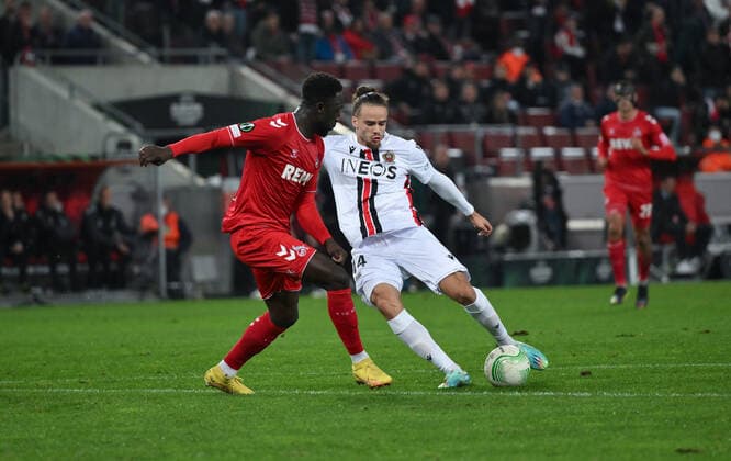 Billal Brahimi OGC Nice , right , scores the goal with this shot to 0 2, left Kingsley Schindler 1 FC Koeln 03 11 2022, Football, UEFA Europa Conference League, Season 2022 23, Group Stage, Matchday 6 1 FC Köln OGC Nice Koeln RheinEnergieStadion Nordrhein Westfalen Germany Team2
