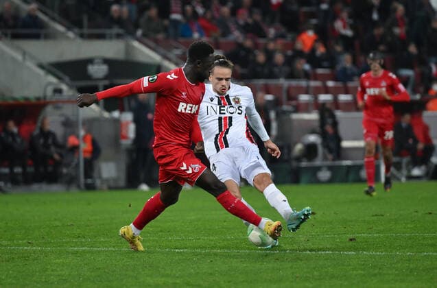 Billal Brahimi OGC Nice , right , scores the goal with this shot to 0 2, left Kingsley Schindler 1 FC Koeln 03 11 2022, Football, UEFA Europa Conference League, Season 2022 23, Group Stage, Matchday 6 1 FC Köln OGC Nice Koeln RheinEnergieStadion Nordrhein Westfalen Germany Team2