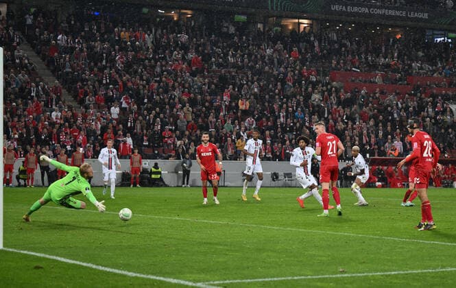 Ondrej Duda 1 FC Koeln , right back scores against goalkeeper Kasper Schmeichel OGC Nice to make it 2 2 03 11 2022, Football, UEFA Europa Conference League, Season 2022 23, Group Stage, Matchday 6 1 FC Koeln OGC Nice Koeln RheinEnergieStadion Nordrhein Westfalen Germany Team2