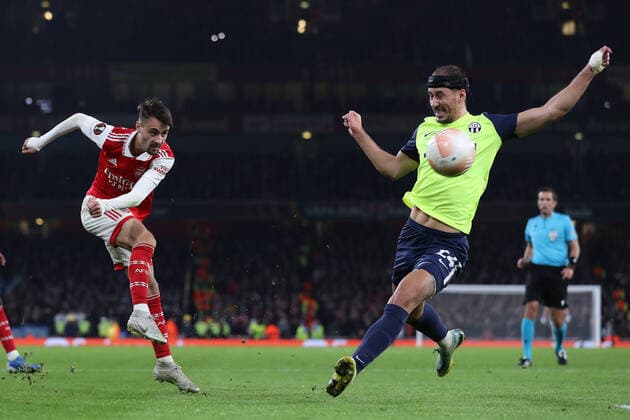 Arsenal gegen FC Zürich 03. November 2022, London UEFA Europa League Gruppenphase Arsenal gegen FC Zürich Fabio Vieira von Arsenal schießt, Nikola Katic von Zürich wehrt ab Foto Jacques Feeney Abseits London UK  Copyright: xJacquesxFeeneyx xOffsidexOffside