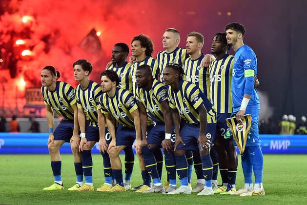 2022.11.03 Krakow Pilka nozna, Liga Europy UEFA, sezon 2022 2023 Dynamo Kijow - Fenerbahce SK N z Pilkarze Fenerbahce przed meczem, w tle kibice Fenerbahce Foto Krzysztof Porebski PressFocus 2022.11.03 Krakow Football, UEFA Europa League, 2022 23 season FC Dynamo Kyiv - Fenerbahce Spor Kulubu Pilkarze Fenerbahce przed meczem, w tle kibice Fenerbahce Credit: Krzysztof Porebski PressFocus NEWSPIX.PL --- Newspix.pl  20221103PF_KP110
