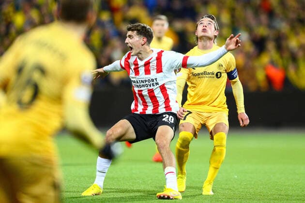 Football, the group stage match in Europe Leauge 2022 2023 Bodo Glimt PSV Bodo 20221103 Bodo Glimts Patrick Berg t h i duel with Guus Til during the group stage match in Europe Leauge 2022 2023 between Bodo Glimt and PSV Eindhoven Photo Mats Torbergsen NTB Bodo Norway  Copyright: xMatsxTorbergsenx xNTBx EDITORIAL USE ONLY. RESTRICTED USE FOR BETTING COMPANIES