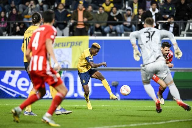 LEUVEN, BELGIUM - NOVEMBER 03 : Adingra Simon defender of Union St-Gilloise kicks the ball during UEFA Europa league match between Union St-Gilloise and Union Berlin at the King Power Stadium at den Dreef November 3, 2022 in Leuven, Belgium, 3 11 2022 ( Union ST-Gilloise v Union Berlin PhotoNews Panoramic 