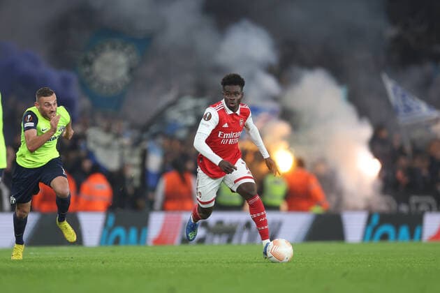 Arsenal gegen FC Zürich 03. November 2022, London UEFA Europa League Gruppenphase Arsenal gegen FC Zürich Bukayo Saka von Arsenal läuft mit dem Ball vor einer Rauchkulisse Foto Jacques Feeney Abseits London UK  Copyright: xJacquesxFeeneyx xOffsidexOffside
