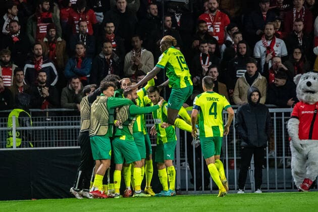 Joie des joueurs du AEK Larnaca aprÃ s le but de Rafa Lopes (AEK Larnaca) FOOTBALL : Stade Rennais x AEK Larnaca - Ligue Europa - JournÃ e 6 - 03 11 2022 BaptisteAutissier Panoramic 