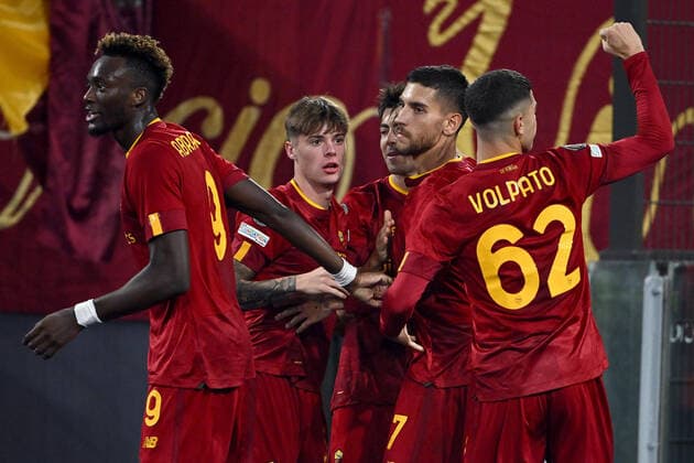 November 3, 2022, ROME: AS Roma s Lorenzo Pellegrini (2-R) celebrates with his teammates after scoring on penalty the 2-1 goal during the UEFA Europa League group C soccer match between AS Roma and PFC Ludogorets at Olimpico stadium in Rome, Italy, 03 November 2022. ANSA ETTORE FERRARI. AS Roma vs PFC Ludogorets  - ZUMAa110 20221103_zaf_a110_037 Copyright: xEttorexFerrarix