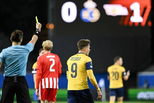 LEUVEN, BELGIUM - NOVEMBER 03 : Eckert Ayensa Dennis forward of Union St-Gilloise receives a yellow card from referee Andris Treimanis during UEFA Europa league match between Union St-Gilloise and Union Berlin at the King Power Stadium at den Dreef November 3, 2022 in Leuven, Belgium, 3 11 2022 ( Union ST-Gilloise v Union Berlin PhotoNews Panoramic 