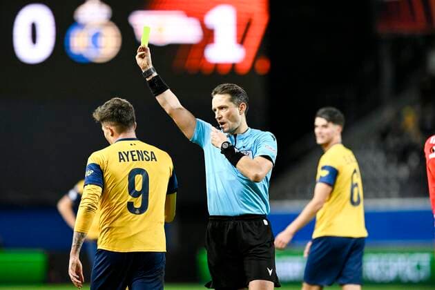 LEUVEN, BELGIUM - NOVEMBER 03 : Eckert Ayensa Dennis forward of Union St-Gilloise receives a yellow card from referee Andris Treimanis during UEFA Europa league match between Union St-Gilloise and Union Berlin at the King Power Stadium at den Dreef November 3, 2022 in Leuven, Belgium, 3 11 2022 ( Union ST-Gilloise v Union Berlin PhotoNews Panoramic 