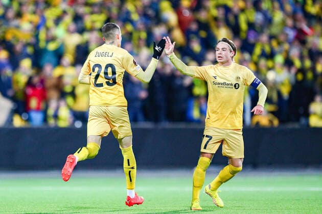 Football, the group stage match in Europe Leauge 2022 2023 Bodo Glimt PSV Bodo 20221103 Nino Zugelj t v is congratulated by Patrick Berg after being reduced to 1 2 in the group stage match in Europe Leauge 2022 2023 between Bodo Glimt and PSV Eindhoven Photo Mats Torbergsen NTB Bodo Norway  Copyright: xMatsxTorbergsenx xNTBx EDITORIAL USE ONLY. RESTRICTED USE FOR BETTING COMPANIES