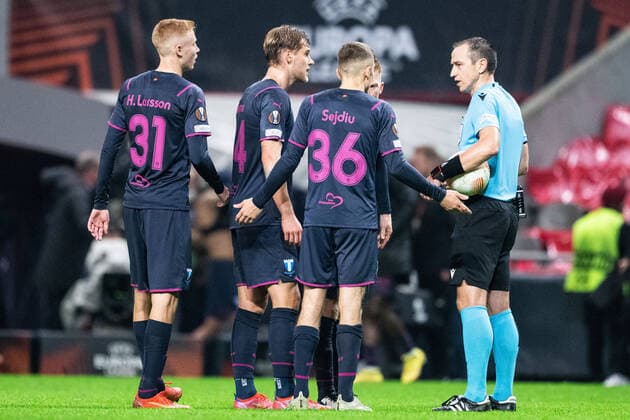 221103 Hugo Larsson, Felix Beijmo and Patriot Sejdiu of Malmö FF in discussion with referee Ruddy Buquet after the UEFA Europa League between Braga and Malmö FF on November 3, 2022 in Braga Photo Petter Arvidson BILDBYRAN code PA PA0430 football football soccer fotball uefa europa league braga malmö ff bbeng,  Copyright: PETTERxARVIDSON BB221103PA159