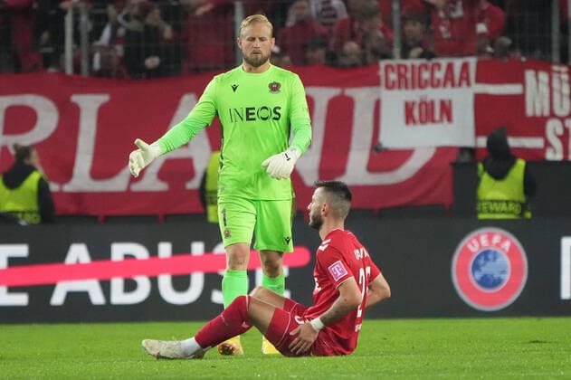 GER, Europa Conference League, group stage, matchday 6, 1 FC Koeln GER vs OGC Nice FRA 03 11 2022, Rheinenergie Stadion, Koeln, GER, Europa Conference League, group stage, matchday 6, 1 FC Koeln GER vs OGC Nice FRA , pictured after the match Sargis Adamyan FC Koeln 23 , is finished goalkeeper Kaspar Schmeichel Nice 1 , assists him on nordphotoxGmBHx xMeuter nph00351