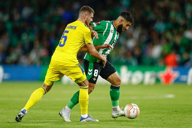 ESP: Real Betis - HJK Helsinki. UEFA Europa League, Group C, date 6 Nabil Fekir of Real Betis and Arttu Hoskonen of HJK Helsinki during the UEFA Europa League match between Real Betis and HJK Helsinki, Group C, played at Benito Villamarin Stadium on November 03, 2022 in Sevilla, Spain. kpng Copyright: xAntonioxPozox xPRESSINx PS_221103_314