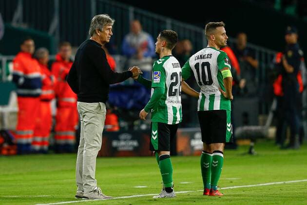 Mandatory Credit: Photo by Pressinphoto Shutterstock (13607381ae) Real Betis head coach Manuel Pellegrini and Rodri Sanchez, Sergio Canales of Real Betis Real Betis v HJK Helsinki, UEFA Europa League, Group C, date 6. Football, Benito Villamarin Stadium, Sevilla, Spain - 03 Nov 2022 Editorial use only Real Betis v HJK Helsinki, UEFA Europa League, Group C, date 6. Football, Benito Villamarin Stadium, Sevilla, Spain - 03 Nov 2022 Editorial use only Copyright: xPressinphoto Shutterstockx 13607381ae