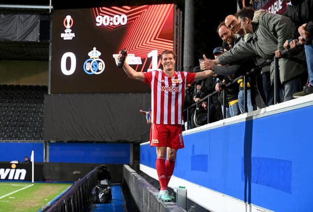 Football, Men, 2022 2023 season, Europa League group stage, Group D, Matchday 6 , Royale Union Saint Gilloise 1 FC Union Berlin, Kevin Behrens 1 FC Union Berlin at Union fans, cheering after the final whistle, back scoreboard with 1 0 final score, 03 11 2022, Copyright: xMatthiasxKochx
