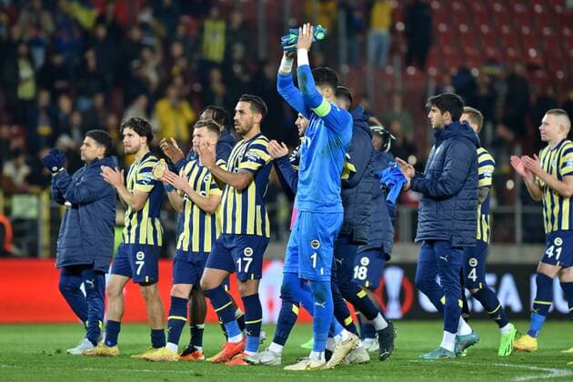 2022.11.03 Krakow Pilka nozna, Liga Europy UEFA, sezon 2022 2023 Dynamo Kijow - Fenerbahce SK N z Pilkarze Fenerbahce, dziekuja kibicom po meczu Foto Krzysztof Porebski PressFocus 2022.11.03 Krakow Football, UEFA Europa League, 2022 23 season FC Dynamo Kyiv - Fenerbahce Spor Kulubu Pilkarze Fenerbahce, dziekuja kibicom po meczu Credit: Krzysztof Porebski PressFocus NEWSPIX.PL --- Newspix.pl  20221103PF_KP197