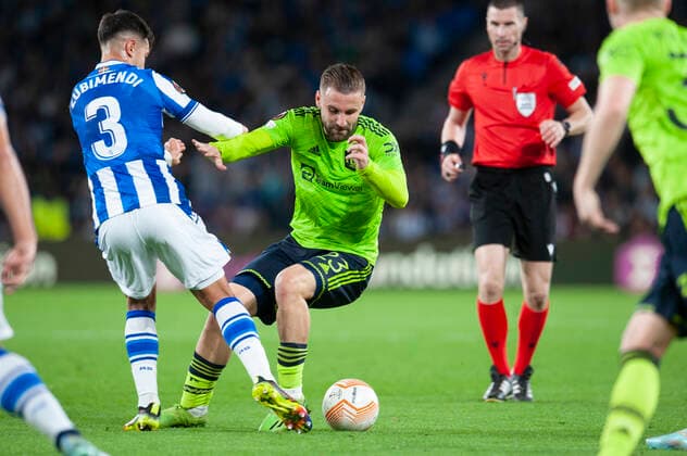 Partido de la Europa League entre la Real Sociedad y el Manchester United, ManU En la imagen, Shaw y Zubimendi. Europa League match between Real Sociedad and Manchester United. In this picture, Shaw and Zubimendi. JOSUNExMTZ.xDExALBENIZ 