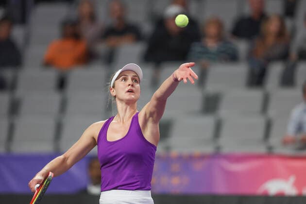 FORT WORTH, TX - NOVEMBER 03: Gabriela Dabrowski (CAN) serves during the WTA, Tennis Damen Finals on November 3, 2022 at Dickies Arena in Fort Worth, TX. (Photo by George Walker Icon Sportswire) TENNIS: NOV 03 WTA Finals Icon22110315