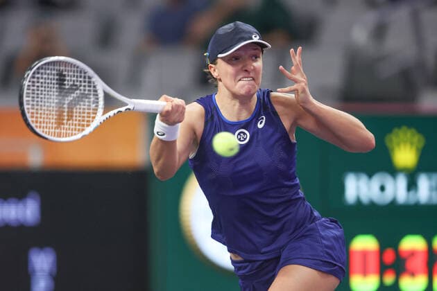 FORT WORTH, TX - NOVEMBER 03: Iga ?wi?tek (POL) hits a forehand during the WTA, Tennis Damen Finals on November 3, 2022 at Dickies Arena in Fort Worth, TX. (Photo by George Walker Icon Sportswire) TENNIS: NOV 03 WTA Finals Icon22110325