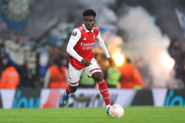 Arsenal gegen Zürich 03 November 2022, London Europa League Gruppenphase Arsenal gegen Zürich Bukayo Saka von Arsenal läuft mit dem Ball vor einer Rauchkulisse Foto Jacques Feeney Abseits London UK  Copyright: xJacquesxFeeneyx xOffsidexOffside
