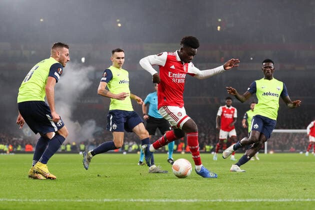Arsenal gegen Zürich 03. November 2022, London Europa League Gruppenphase Arsenal gegen Zürich Bukayo Saka von Arsenal umringt von Zürcher Spielern Foto Jacques Feeney Abseits London UK  Copyright: xJacquesxFeeneyx xOffsidexOffside