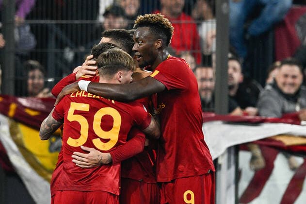 3rd November 2022; Olimpico Stadium, Roma, Italy; Uefa Europa League football Match, Roma versus Ludogorets; Roma s players celebrate after scoring the goal for 2-1 in the 65th minute  ActionPlus12444794 AllShotLive