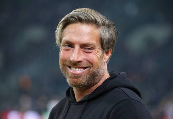04.11. 2022, Mönchengladbach, Fußball Borussia Mönchengladbach vs. VfB Stuttgart, Trainer Michael Wimmer (VfB) Gemäß den Vorgaben der DFL Deutsche Fußball Liga ist es untersagt, in dem Stadion und oder vom Spiel angefertigte Fotoaufnahmen in Form von Sequenzbildern und oder videoähnlichen Fotostrecken zu verwerten bzw. verwerten zu lassen. *** 04 11 2022, Mönchengladbach, soccer Borussia Mönchengladbach vs VfB Stuttgart, coach Michael Wimmer VfB In accordance with the requirements of the DFL Deutsche Fußball Liga, it is prohibited to exploit or have exploited photographs taken in the stadium and or from the game in the form of sequential images and or video-like photo spreads