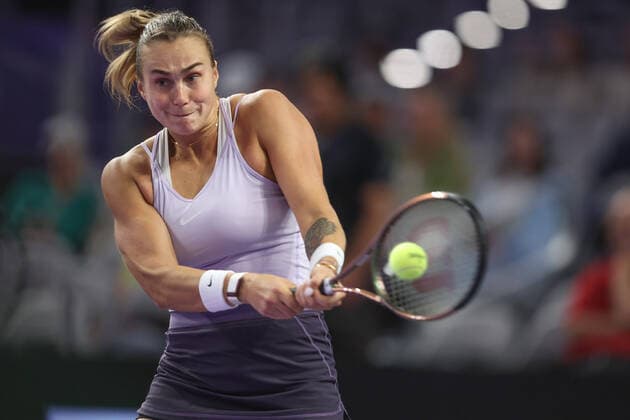 FORT WORTH, TX - NOVEMBER 04: Aryna Sabalenka hits a backhand during the WTA, Tennis Damen Finals on November 4, 2022 at Dickies Arena in Fort Worth, TX. (Photo by George Walker Icon Sportswire) TENNIS: NOV 04 WTA Finals Icon221104001