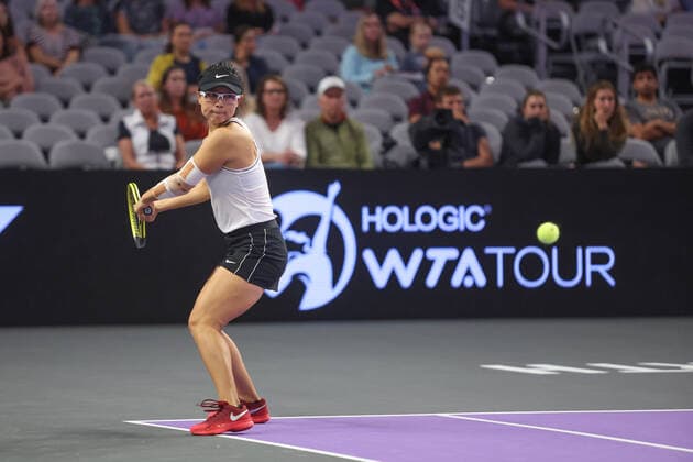 FORT WORTH, TX - NOVEMBER 04: Xu Yifan (CHN) hits a backhand during the WTA, Tennis Damen Finals on November 4, 2022 at Dickies Arena in Fort Worth, TX. (Photo by George Walker Icon Sportswire) TENNIS: NOV 04 WTA Finals Icon221104002