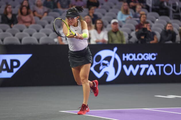 FORT WORTH, TX - NOVEMBER 04: Xu Yifan (CHN) hits a backhand during the WTA, Tennis Damen Finals on November 4, 2022 at Dickies Arena in Fort Worth, TX. (Photo by George Walker Icon Sportswire) TENNIS: NOV 04 WTA Finals Icon221104003
