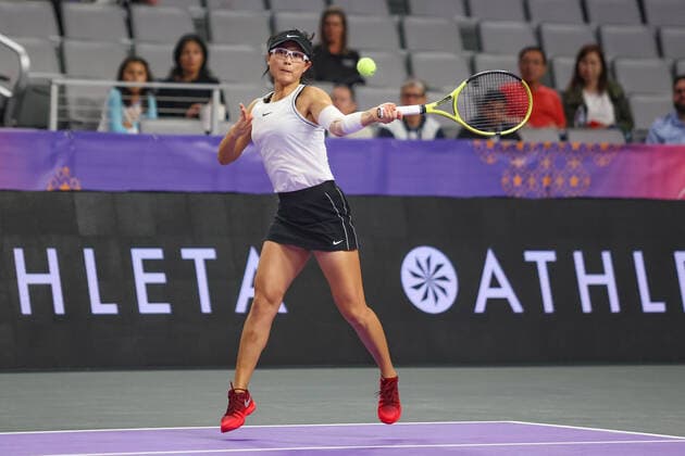 FORT WORTH, TX - NOVEMBER 04: Xu Yifan (CHN) hits a forehand during the WTA, Tennis Damen Finals on November 4, 2022 at Dickies Arena in Fort Worth, TX. (Photo by George Walker Icon Sportswire) TENNIS: NOV 04 WTA Finals Icon221104021