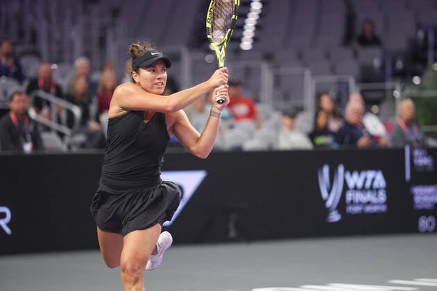 FORT WORTH, TX - NOVEMBER 04: Desirae Krawczyk (USA) hits a backhand during the WTA, Tennis Damen Finals on November 4, 2022 at Dickies Arena in Fort Worth, TX. (Photo by George Walker Icon Sportswire) TENNIS: NOV 04 WTA Finals Icon221104024