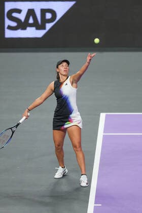 FORT WORTH, TX - NOVEMBER 04: Jessica Pegula (USA) serves during the WTA, Tennis Damen Finals on November 4, 2022 at Dickies Arena in Fort Worth, TX. (Photo by George Walker Icon Sportswire) TENNIS: NOV 04 WTA Finals Icon221104028